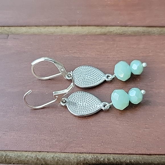 Aerrings silver tone/  drop earrings - Picture 3 of 3